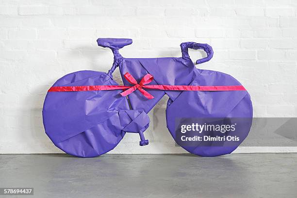 bicycle gift wrapped - 包装紙 ストックフォトと画像