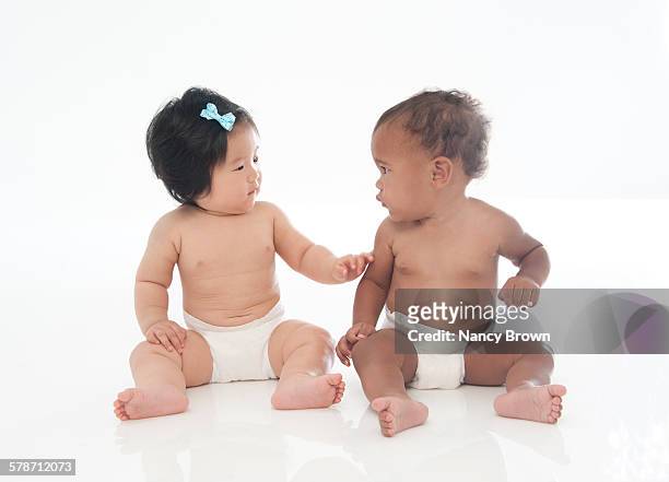asian and african american babies sitting - 2 5 mois photos et images de collection