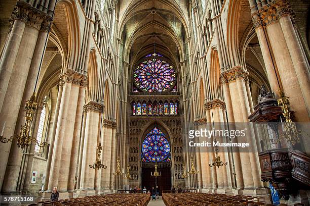 interior of notre-dame de reims, reims cathedral - catedral de reims fotografías e imágenes de stock