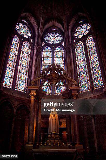 church painted glass on notre-dame de reims, reims cathedral - catedral de reims fotografías e imágenes de stock