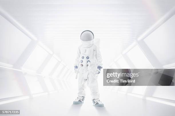 spaceman standing in tunnel - roupa de astronauta imagens e fotografias de stock