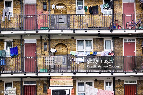 tower hamlets a poor sink estate in london - council flats stock pictures, royalty-free photos & images