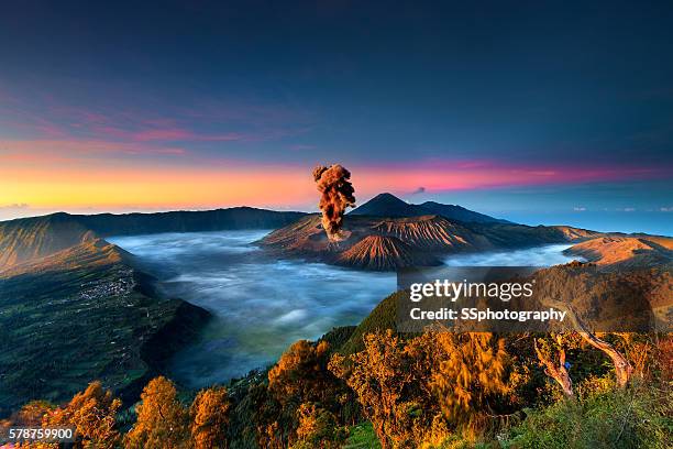 sunrise in mount bromo - bromo crater fotografías e imágenes de stock