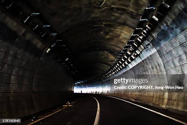 walking to the light at the end of the tunnel - light at the end of the tunnel - fotografias e filmes do acervo