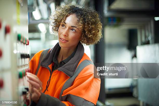 feminino engenheiro de manutenção - engenheiro de aquecimento - fotografias e filmes do acervo