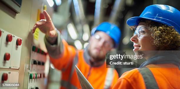trabajo en equipo en la sala de calderas - casco de trabajo fotografías e imágenes de stock