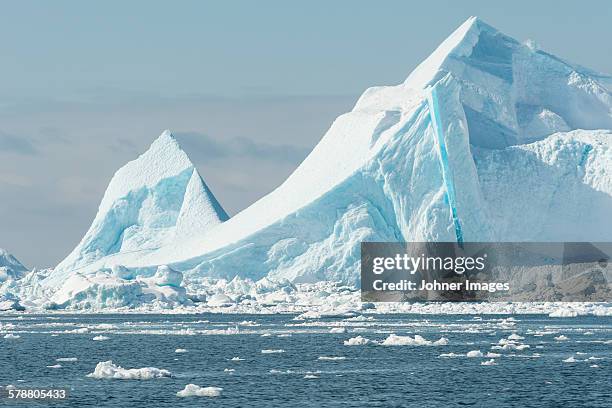 icebergs - drijfijs stockfoto's en -beelden