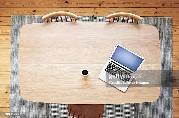 laptop and coffee on wooden desk - overhead view fotografías e imágenes de stock