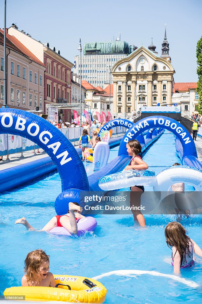 150 Meter Wasserrutsche auf dem Kongressplatz in Ljubljana, Slowenien