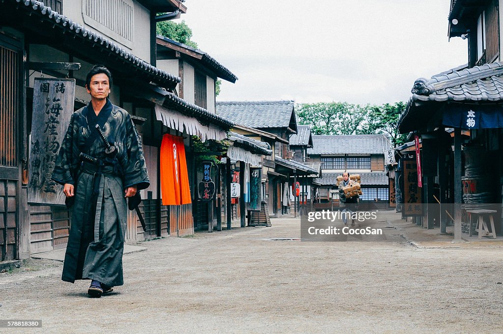Porträt von samurai im traditionellen japanischen village