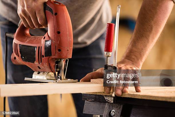 carpinteiro cortando uma madeira usando cortador de quebra-cabeças - serra tico tico serra elétrica - fotografias e filmes do acervo