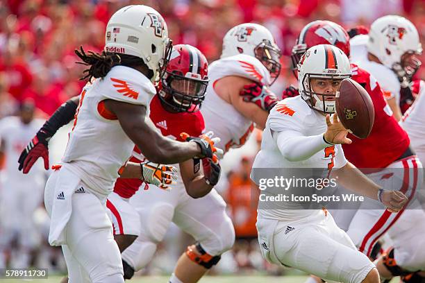 Bowling Green Falcons quarterback James Knapke pitches the ball to Bowling Green Falcons running back Travis Greene as the Wisconsin Badgers defeated...