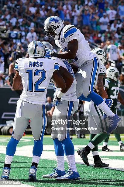 Detroit Lions tight end Eric Ebron celebrates with Detroit Lions running back Reggie Bush and Detroit Lions wide receiver Jeremy Ross after he...