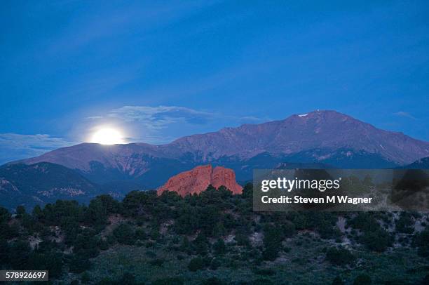 moonset over pikes peak - pikes peak national forest 個照片及圖片檔