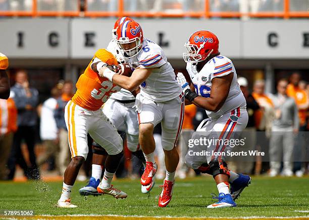 Florida Gators quarterback Jeff Driskel escapes the grasp from Tennessee Volunteers defensive back LaDarrell McNeil in the first half of the...