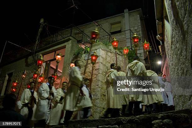 men carrying lamps at night during pilgrimage - hvar 個照片及圖片檔