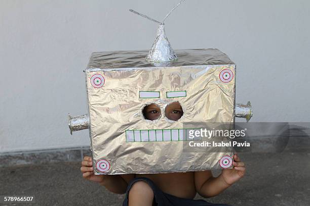 boy in robot costume - tin foil costume - fotografias e filmes do acervo