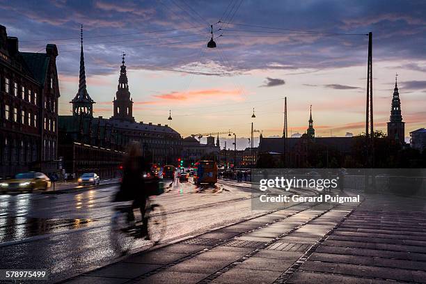 centre of copenhagen during the sunset - christiansborg palace fotografías e imágenes de stock