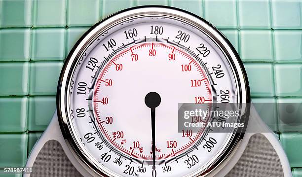 bathroom scale on floor - wijzer machineonderdeel stockfoto's en -beelden