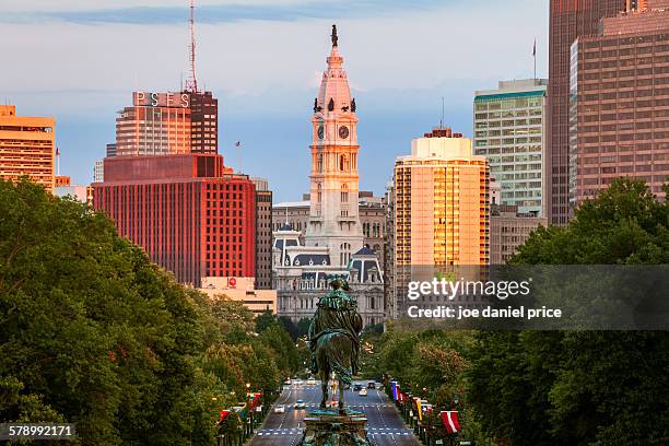 glow on city hall, philadelphia, pennsylvania, usa - rathaus von philadelphia stock-fotos und bilder