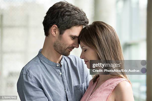 couple touching foreheads, side view - met de neus aanraken stockfoto's en -beelden