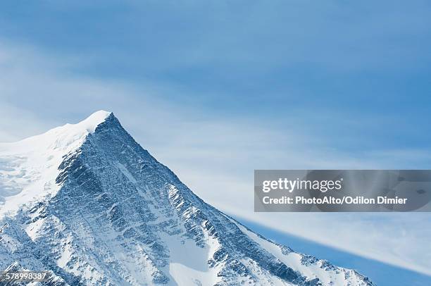 snow-covered mountain peak - montagne photos et images de collection