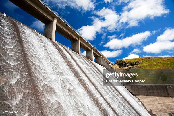 gathega dam supplying the water to power guthega power station as part of the snowy mountains hydro scheme, new south wales, australia. - sorgente foto e immagini stock