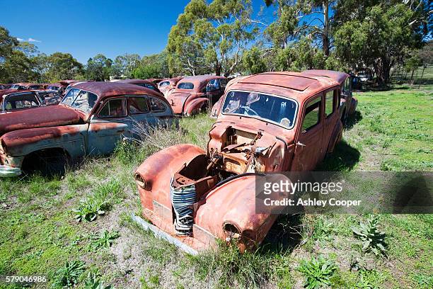 flynns wrecking yard near cooma in new south wales, australia. it is in the top 10 of wrecking yards around the world, with cars going back to the 1920,s. - cooma stock pictures, royalty-free photos & images