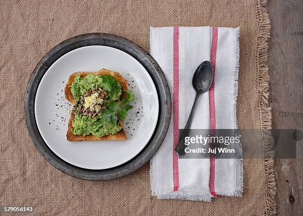 avocado on toast - juj winn avocado toast stockfoto's en -beelden