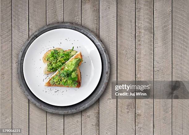 avocado on toast - juj winn avocado toast stockfoto's en -beelden