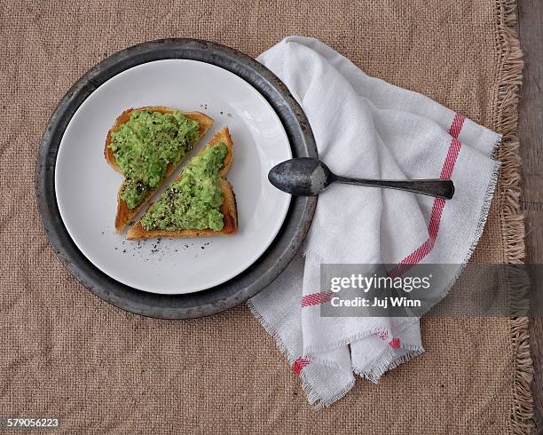 avocado on toast - juj winn avocado toast stockfoto's en -beelden