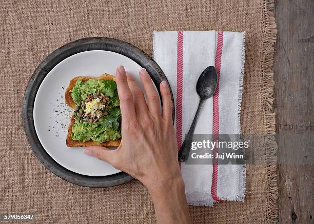 avocado on toast - juj winn avocado toast stockfoto's en -beelden