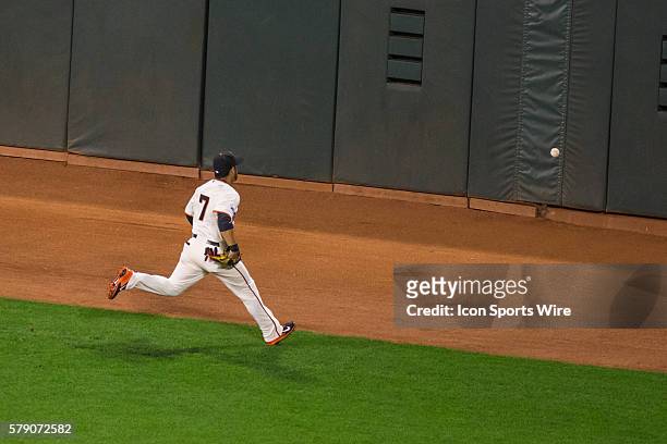 San Francisco Giants center fielder Gregor Blanco chases a deep fly ball off the bat of Kansas City Royals center fielder Lorenzo Cain , in the 6th...