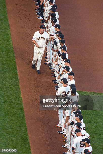 San Francisco Giants manager Bruce Bochy passes down the lineup before game three of the World Series between the San Francisco Giants and the Kansas...