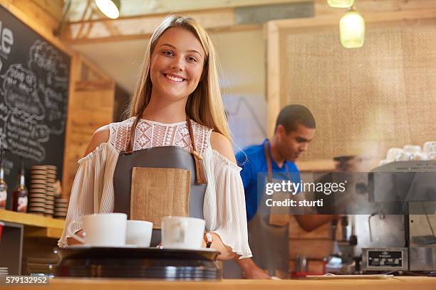 heureuse jeune barista - petit job photos et images de collection