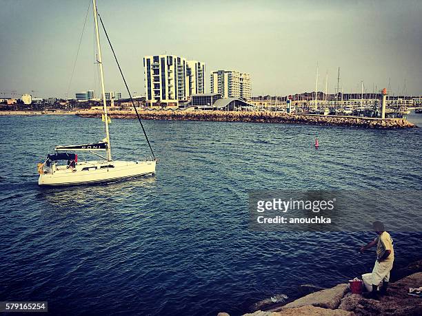 herzlia marina mit fischer und boot, israel - herzliya marina stock-fotos und bilder