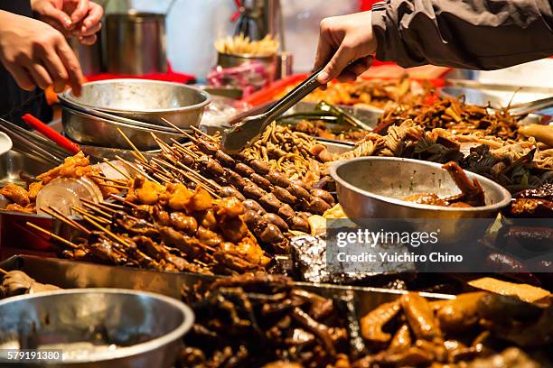 night market in taiwan - taiwanés fotografías e imágenes de stock