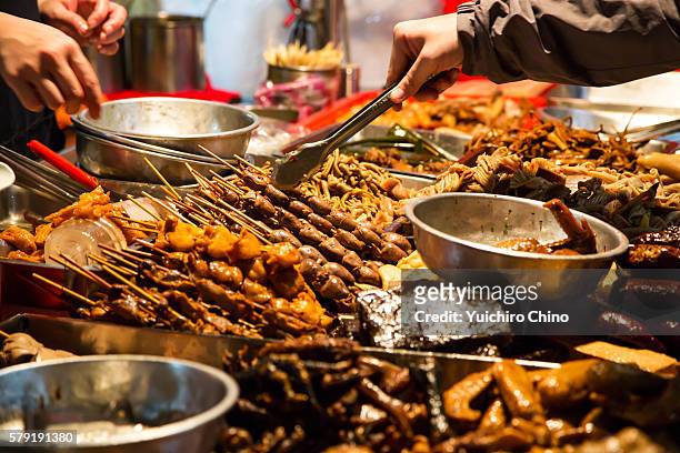 night market in taiwan - taiwan food stock pictures, royalty-free photos & images