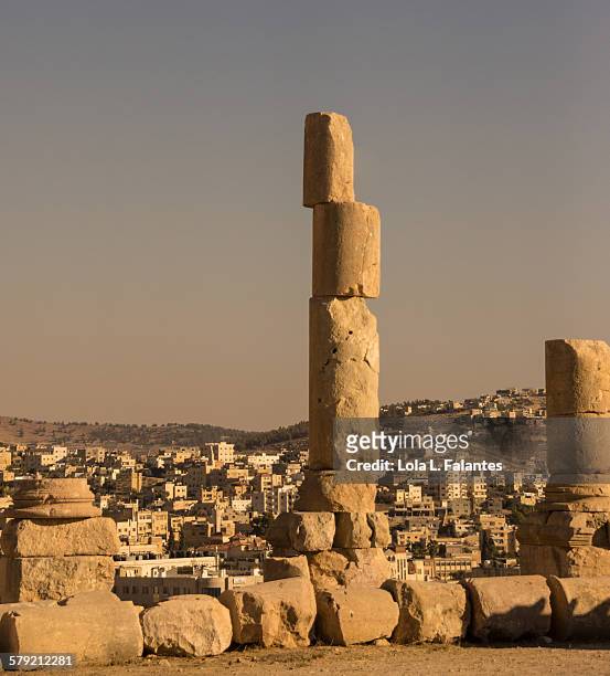 column of gerasa - roman decapolis city - fotografias e filmes do acervo
