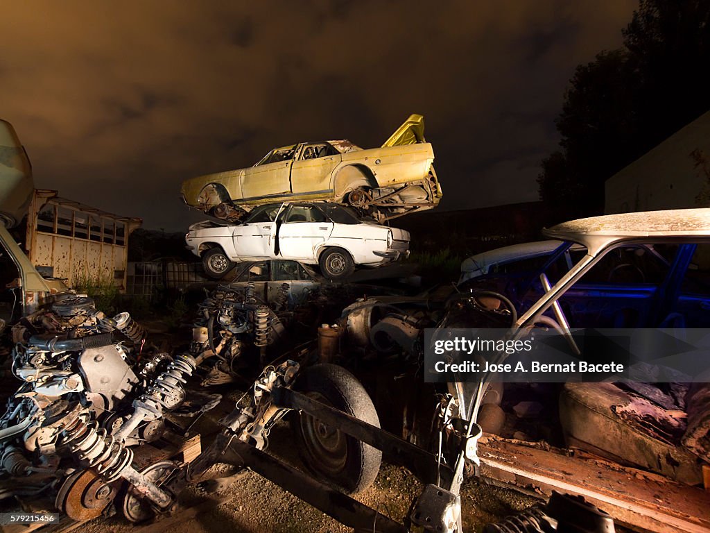 Cemetery of cars for his recycling I dress in the night