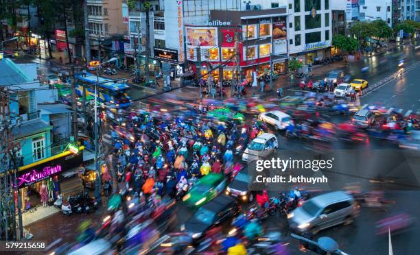 circulation by private vehicles in ho chi minh city rush hours in the rain - demographic overview stockfoto's en -beelden