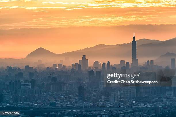 view of taipei city , taiwan - new taipei city photos et images de collection