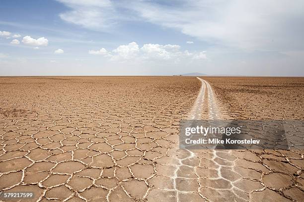 deserted road - etiopia foto e immagini stock