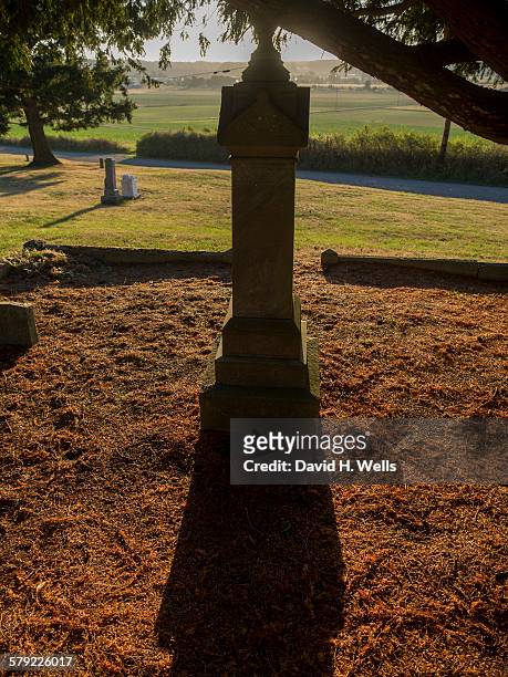 memorial stone in cemetery - coupeville stock pictures, royalty-free photos & images