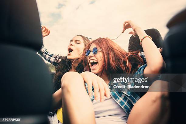 freunde auf reisen - screaming happy in car stock-fotos und bilder