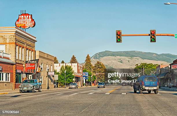 cody wyoming city straße ansehen - wyoming stock-fotos und bilder