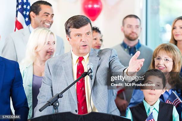 politico che fa discorsi con i sostenitori - uomo politico foto e immagini stock