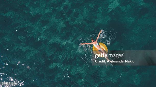 summertime relaxation - zwemband stockfoto's en -beelden