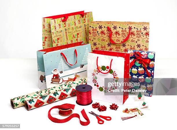 christmas preparation - geschenktüte einwickelpapier stock-fotos und bilder