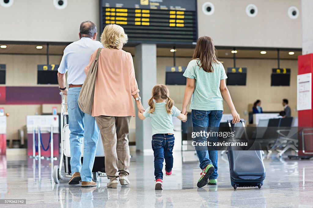 Abuelos con nietas que viajan juntas en vacaciones